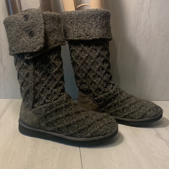 UGG Gray Cardy Knit Logo Button Tall Sweater Boots Size 8/39 Pre-Owned SN#3066 - Picture 1 of 12